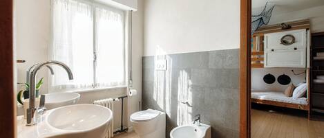 Căn hộ Deluxe, quang cảnh hồ | Phòng tắm | Buồng tắm vòi sen, chậu vệ sinh/vòi rửa