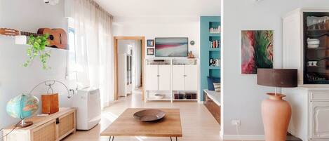 Deluxe Apartment, Lake View | Living area