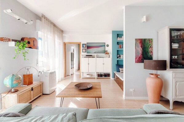 Deluxe Apartment, Lake View | Living area