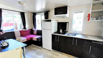 Comfort Mobile Home, 3 Bedrooms | Private kitchen | Fridge