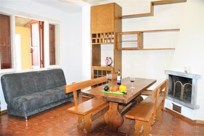 Classic House, 2 Bedrooms | Living room