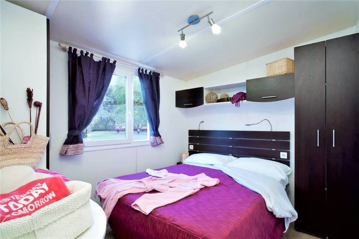 Deluxe Mobile Home, 3 Bedrooms | 9 bedrooms, individually furnished, bed sheets