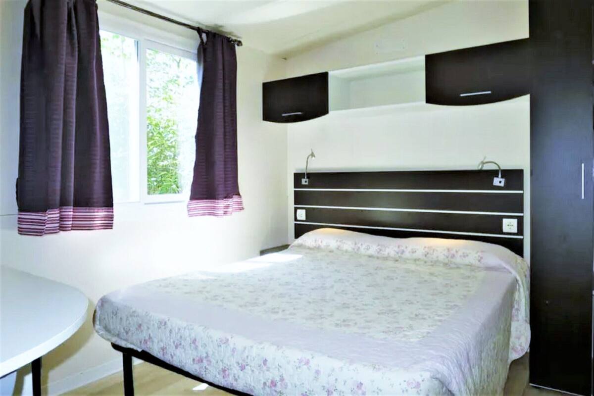Comfort Mobile Home, 3 Bedrooms | 9 bedrooms, individually furnished, bed sheets