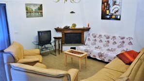 Classic House, 2 Bedrooms | Living room