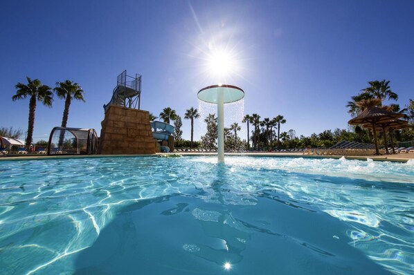 Utomhuspool och uppvärmd pool