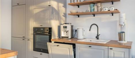 Refrigerador, microondas, horno, placa de cocina