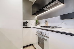 Kühlschrank, Mikrowelle, Ofen, Herdplatte