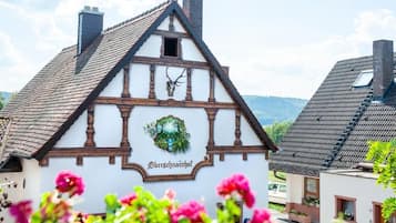 Vista frontal de la propiedad