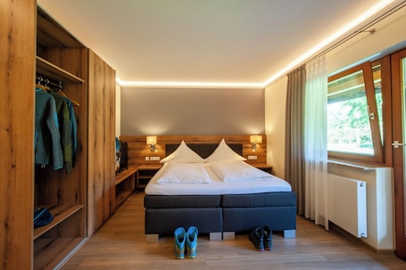 Ducha, secador de pelo, toallas, jabón