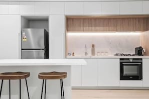 Refrigerador, microondas, horno, placa de cocina