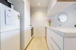 Køleskab, mikrobølgeovn, ovn, kogeplade