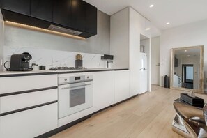 Frigorífico, microondas, horno y placa de cocina