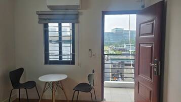 Estudio estándar, balcón, vistas a la ciudad | Wifi gratis y ropa de cama