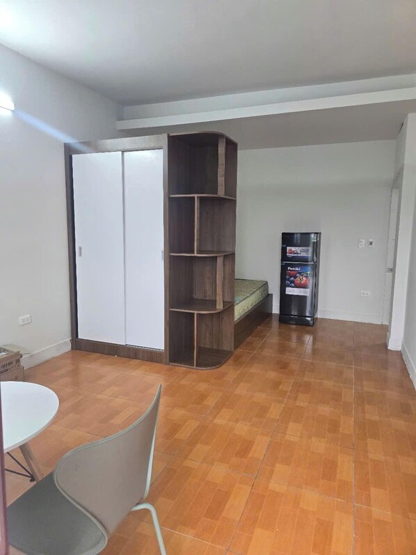 Standard Studio, Balcony, City View | Free WiFi, bed sheets