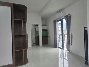 Estudio estándar, balcón, vista a la ciudad | Wifi gratis y ropa de cama 