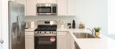 Réfrigérateur, micro-ondes, four, plaque de cuisson