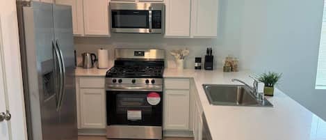 Refrigerador, microondas, horno y parrilla de estufa