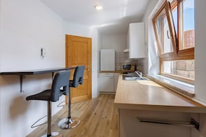 Fridge, oven, stovetop, coffee/tea maker