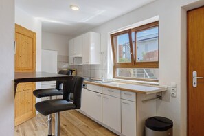 Fridge, oven, stovetop, coffee/tea maker