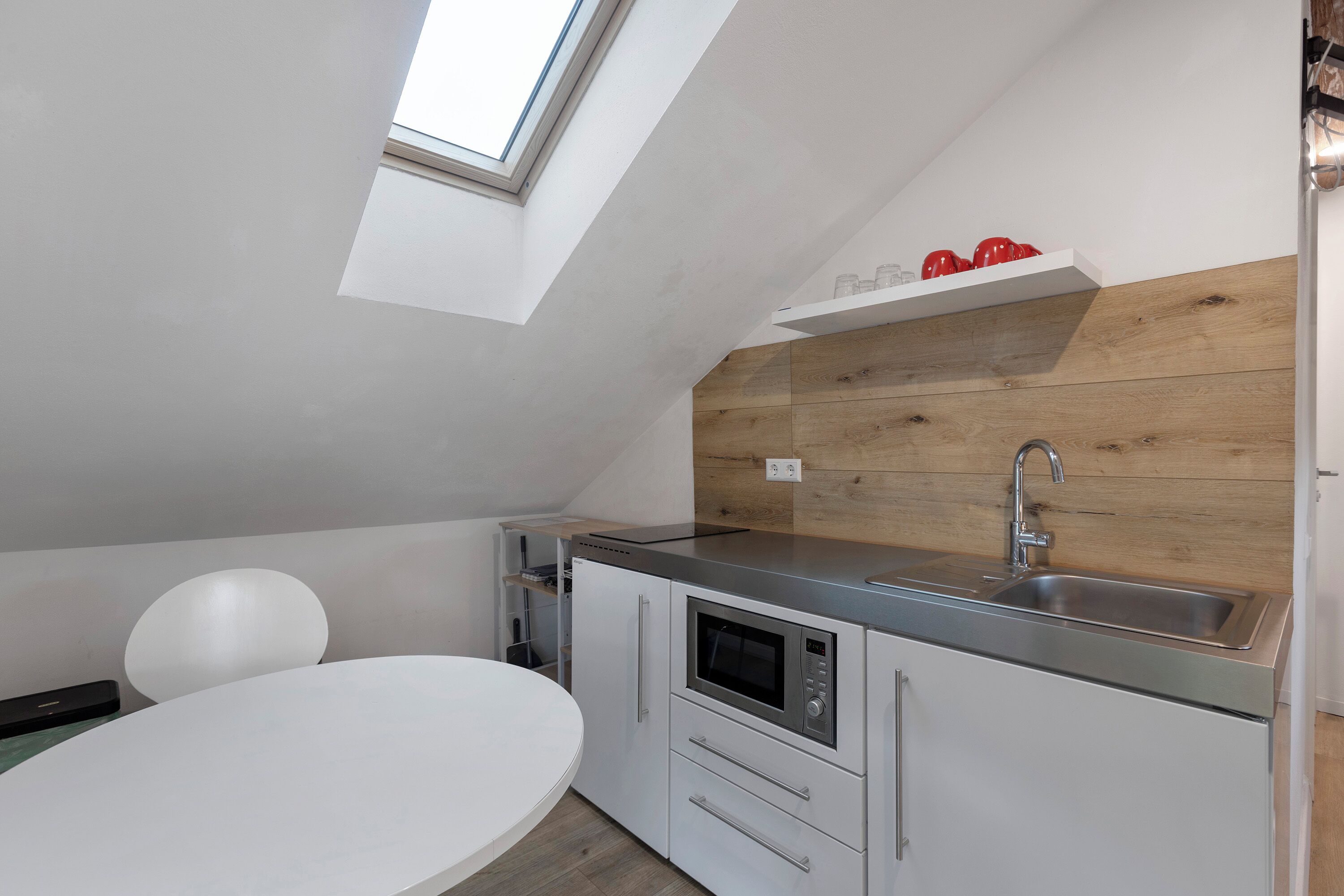 Réfrigérateur, micro-ondes, plaque de cuisson, cafetière/bouilloire