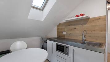 Kühlschrank, Mikrowelle, Herdplatte, Wasserkocher mit Kaffee-/Teezubehör