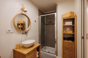 Shower, hair dryer, bidet, towels