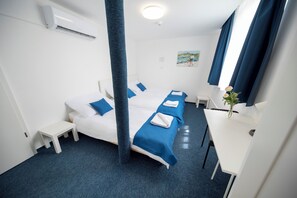 Triple Room | Desk, free WiFi, bed sheets