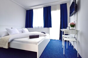 Bàn, truy cập Internet không dây miễn phí, bộ trải giường 