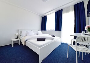 Skrivebord, wi-fi (inkludert) og sengetøy