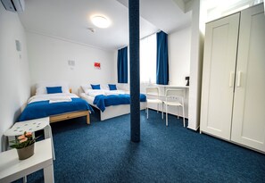Chambre Triple | Bureau, Wi-Fi gratuit, draps fournis