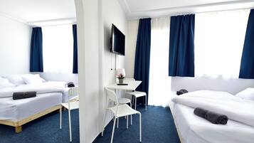 Phòng 4 dành cho gia đình | Bàn, truy cập Internet không dây miễn phí, bộ trải giường