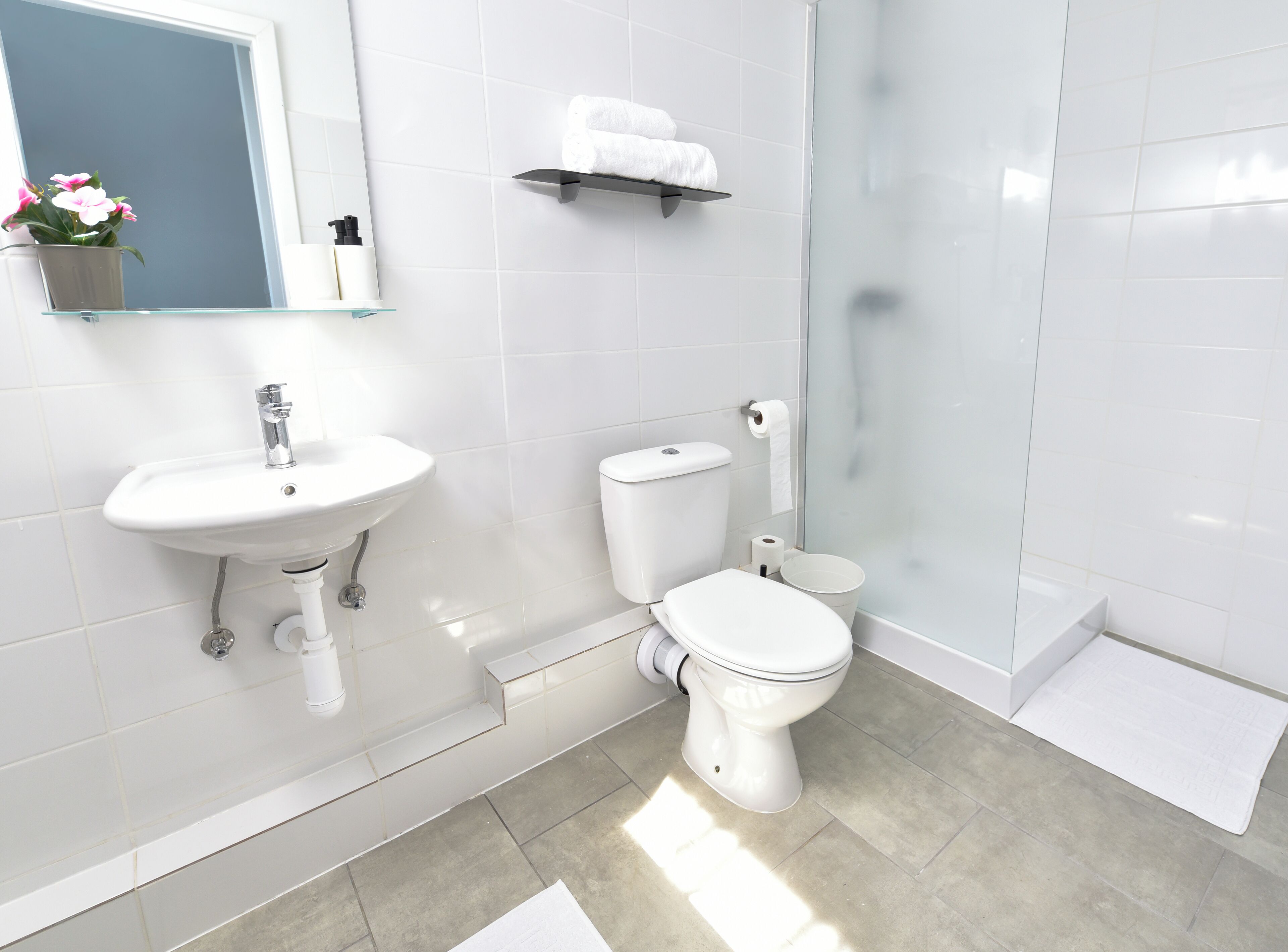 Neljän hengen perhehuone | Kylpyhuone | Suihku, pyyhkeet, saippua, vessapaperi