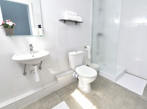 Family Quadruple Room | Bilik Mandi | Pancuran mandi, tuala disediakan, sabun, tisu tandas 