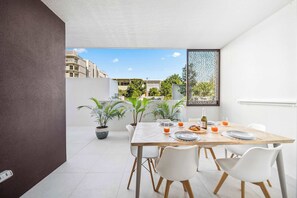 Outdoor dining - Azzure Haven: Resort-style Living by Bokarina Beach (Mooloolaba Region)