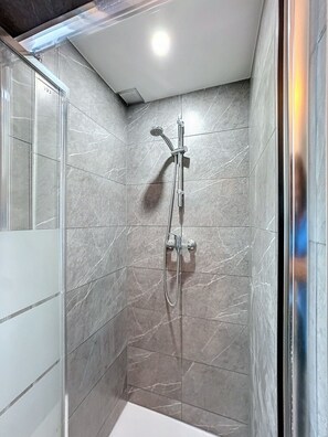 Douche, sèche-cheveux, serviettes fournies, savon