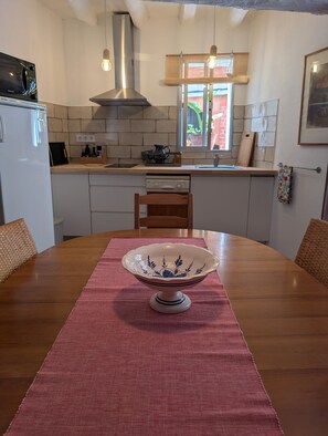 Geladeira, micro-ondas, cooktop, lava-louças