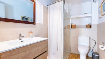 Douche, articles de toilette gratuits, sèche-cheveux