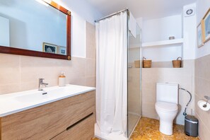 Shower, free toiletries, hair dryer, towels - Holiday Home 'Linda' with Private Terrace, Balcony and Wi-Fi (Traiguera)