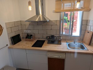 Geladeira, micro-ondas, cooktop, lava-louças