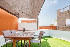 Outdoor dining - Holiday Home 'Linda' with Private Terrace, Balcony and Wi-Fi (Traiguera)