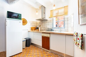 Réfrigérateur, micro-ondes, plaque de cuisson, lave-vaisselle