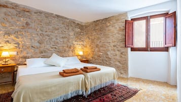 2 bedrooms, desk, WiFi, bed sheets