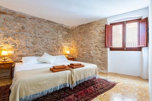 2 bedrooms, desk, WiFi, bed sheets - Holiday Home 'Linda' with Private Terrace, Balcony and Wi-Fi (Traiguera)