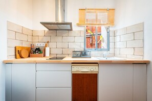 Réfrigérateur, micro-ondes, plaque de cuisson, lave-vaisselle