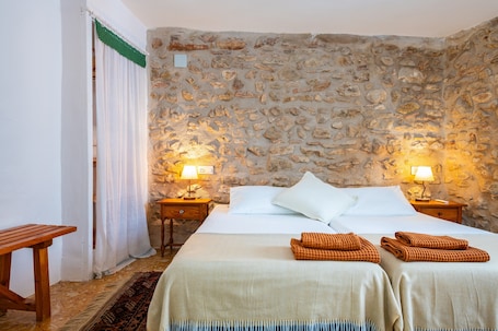 2 bedrooms, desk, WiFi, bed sheets. Holiday Home 'Linda' with Private Terrace, Balcony and Wi-Fi