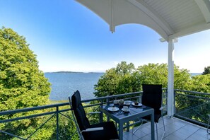 Outdoor dining - Modern vacation apartment with fantastic sea view - Villa Vilmblick No. 21 (Putbus OT Lauterbach)