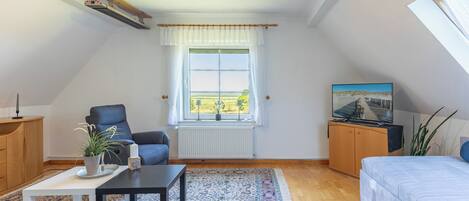 1 habitación, tabla de planchar con plancha y cuna de viaje