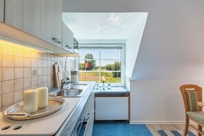 Kylskåp, mikrovågsugn, ugn och spishäll