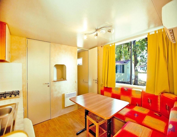 Classic Mobile Home, 3 Bedrooms | Living room