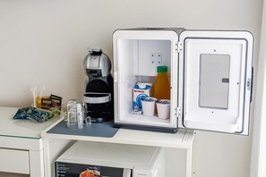 Bureau, rideaux d’obscurcissement, fer et planche à repasser